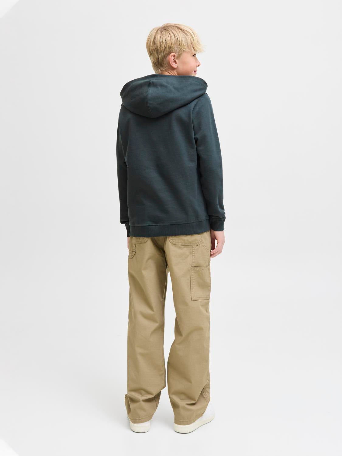 model_shot-back